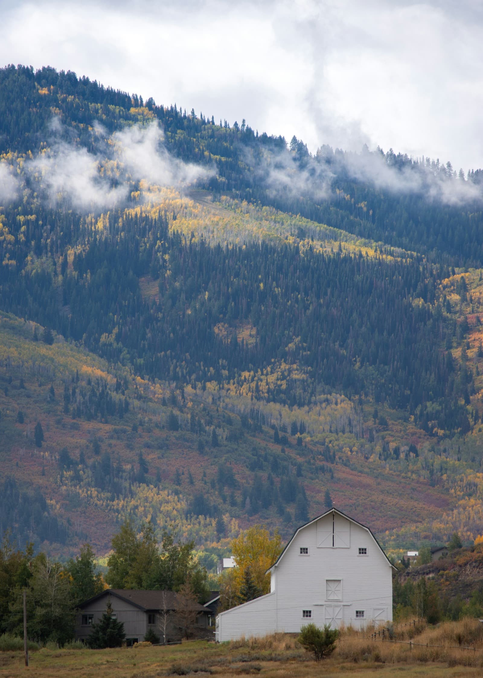 Park City, Utah · celeiro sob a encosta de outono